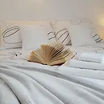 Three Roses Apartman *