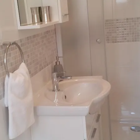 Three Roses Daire Split