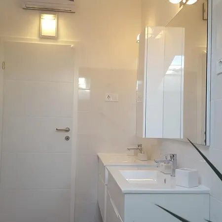 Three Roses Apartment