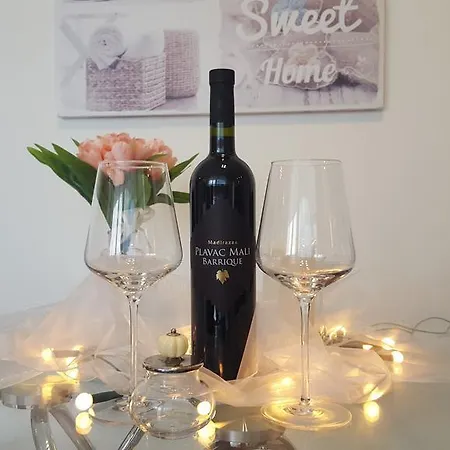 Three Roses Apartment *