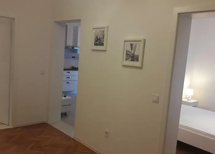 Three Roses Apartman *